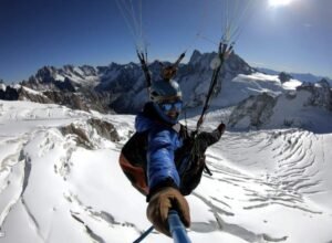 Yanis, moniteur de parapente à Chambéry, survole des glaciers du mont blanc