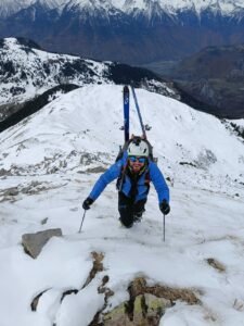 yanis, moniteur de parapente à chambéry, montée en ski