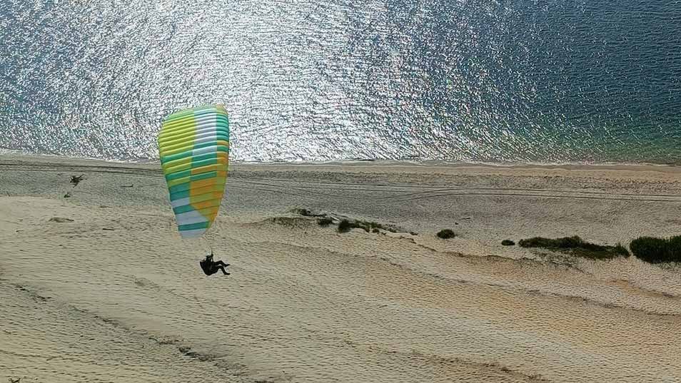 Une voile de Parapente en stage à la dune du Pyla