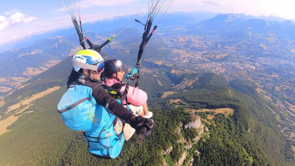 Qualification biplace parapente à Chambéry – vol biplace en situation de formation professionnelle au-dessus de la Savoie