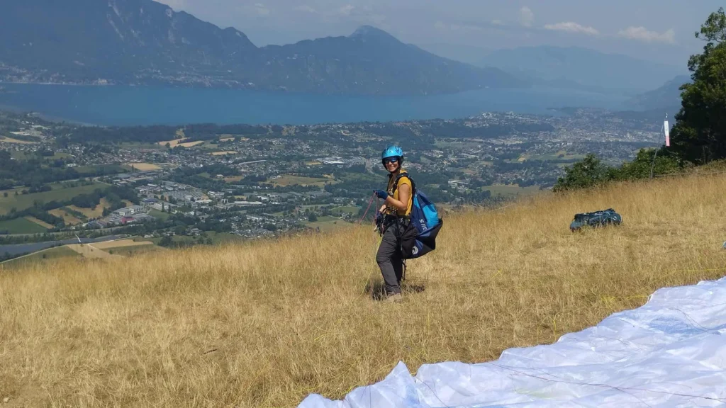 Élève préparant un vol solo lors d’un parcours autonomie parapente à Chambéry