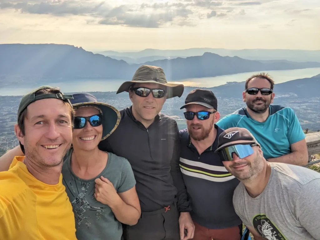Groupe de pilotes en stage parapente perfectionnement à Chambéry avec vue sur le lac du Bourget